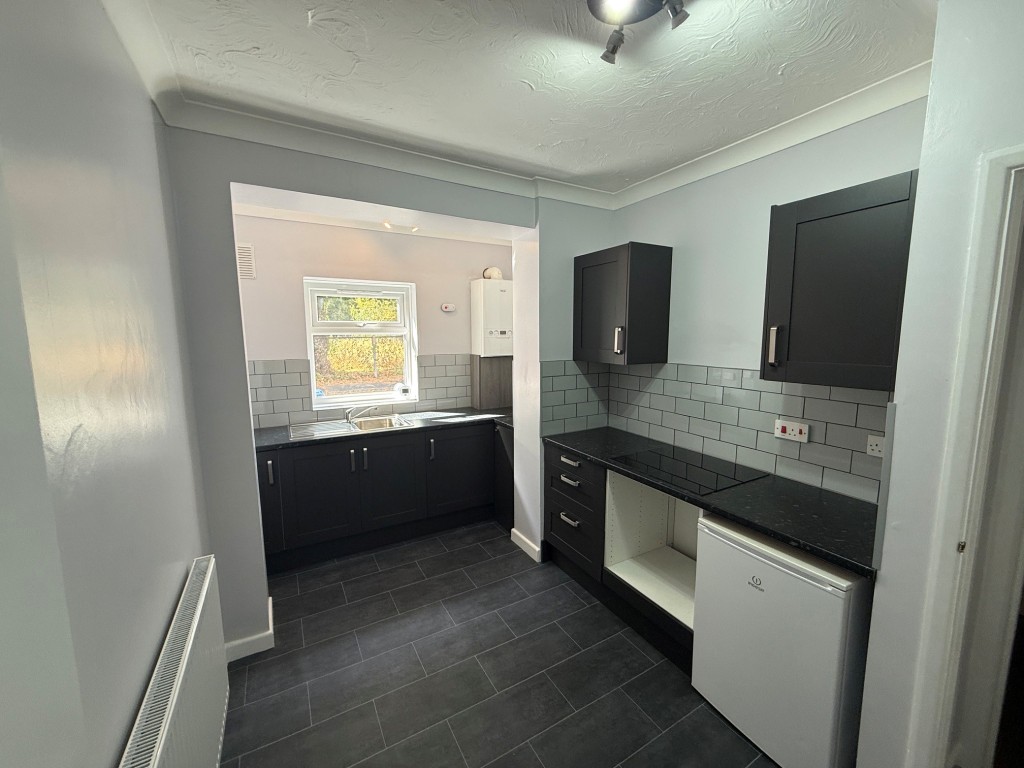 Lot: 190 - FREEHOLD BUILDING COMPRISING THREE FLATS FOR INVESTMENT - Kitchen of flat 85a